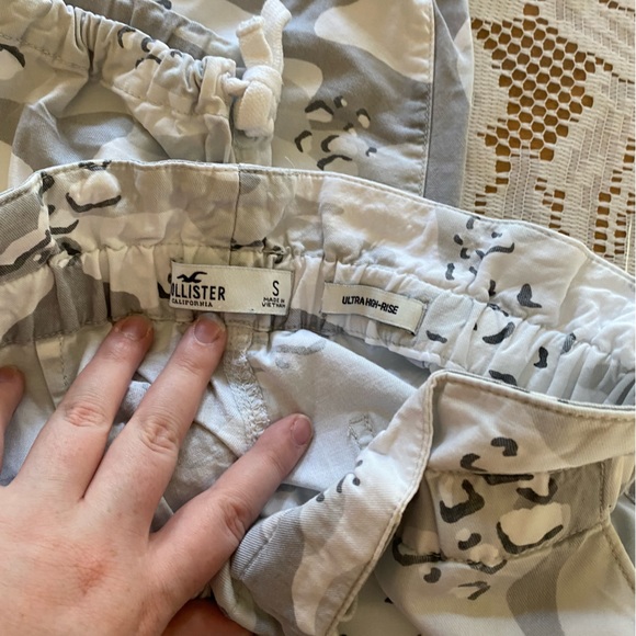 Hollister • Ultra High-Rise Woven Jogger Pants in Grey Camo - Picture 13 of 14